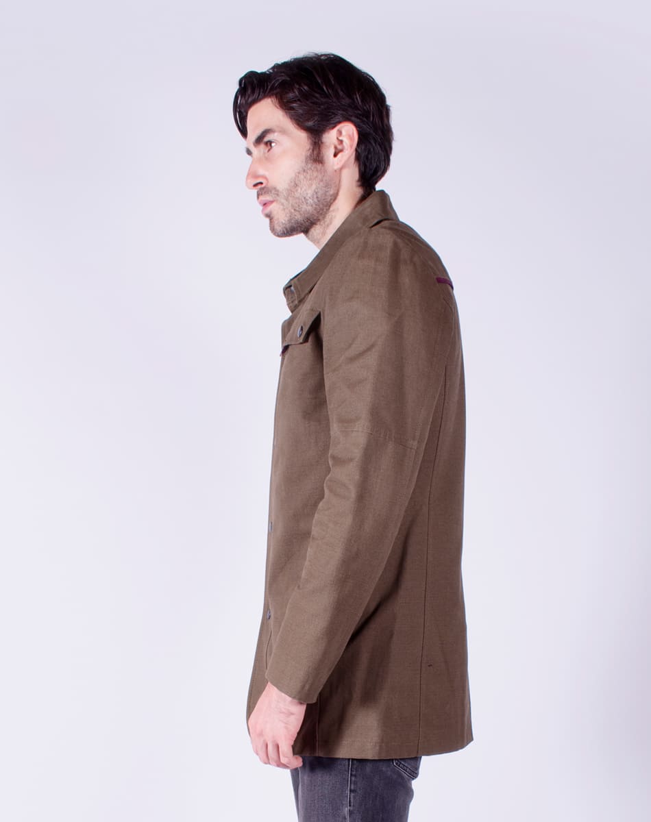 Street style trench coat